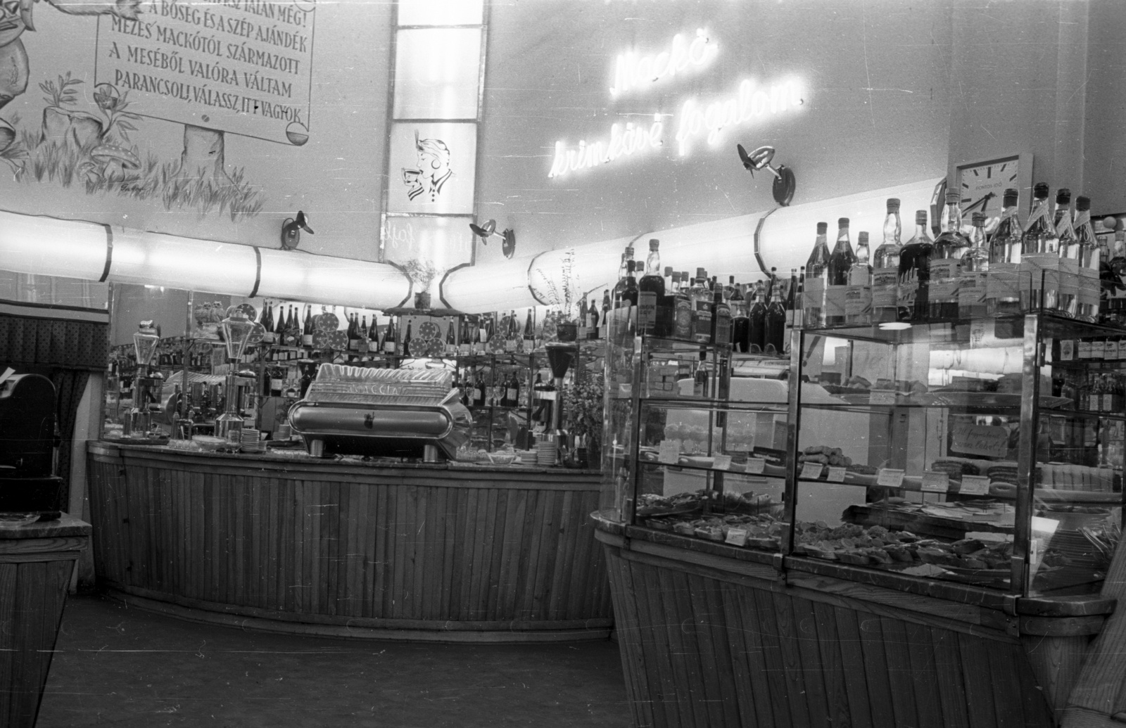 Hungary, Budapest V., Kígyó utca 4-6., Mézes Mackó büfé., 1960, Bauer Sándor, Budapest, sweets, interior, pastry, label, wall clock, Fortepan #127097