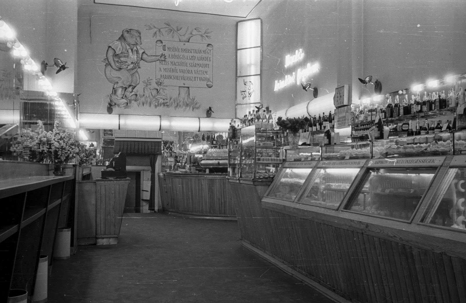 Hungary, Budapest V., Kígyó utca 4-6., Mézes Mackó büfé., 1960, Bauer Sándor, Budapest, decoration, sweets, hospitality, interior, pastry, trash can, label, Fortepan #127098