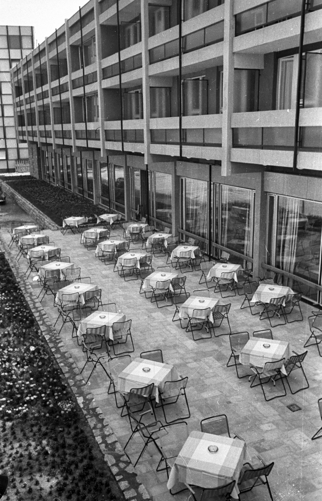 Hungary, Veszprém, Budapest út, Hotel Veszprém, terasz., 1969, Bauer Sándor, hotel, terrace, Fortepan #127112