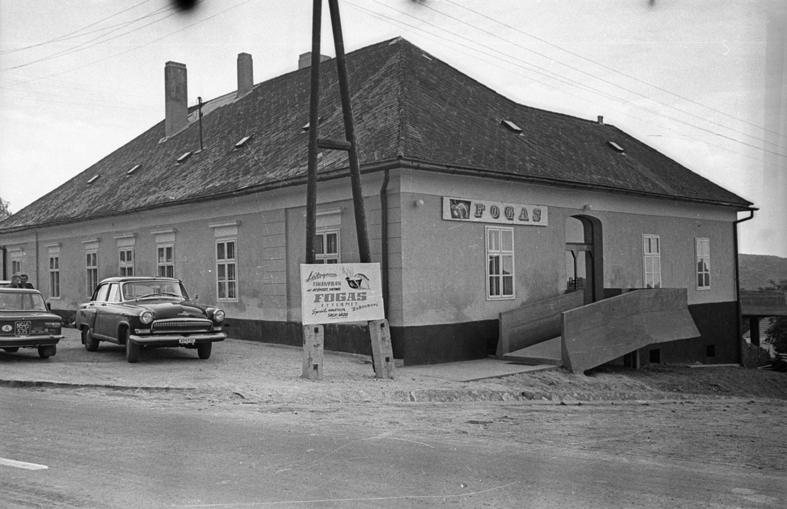 Magyarország,Balaton, Tihany, Kossuth Lajos utca 9., Fogas étterem., 1967, Bauer Sándor, rendszám, Fiat 124, GAZ M21 Volga, Fortepan #127124
