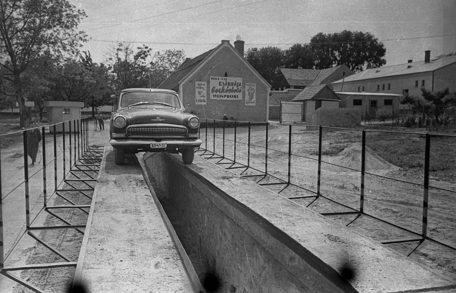 Hungary,Lake Balaton, Révfülöp, Csárda utca, gépjárműszerelő rámpa a kővágóörsi Béke Termelőszövetkezet csárdájának udvarán, háttérben a csárda épülete., 1967, Bauer Sándor, number plate, M21 Wolga, Fortepan #127126