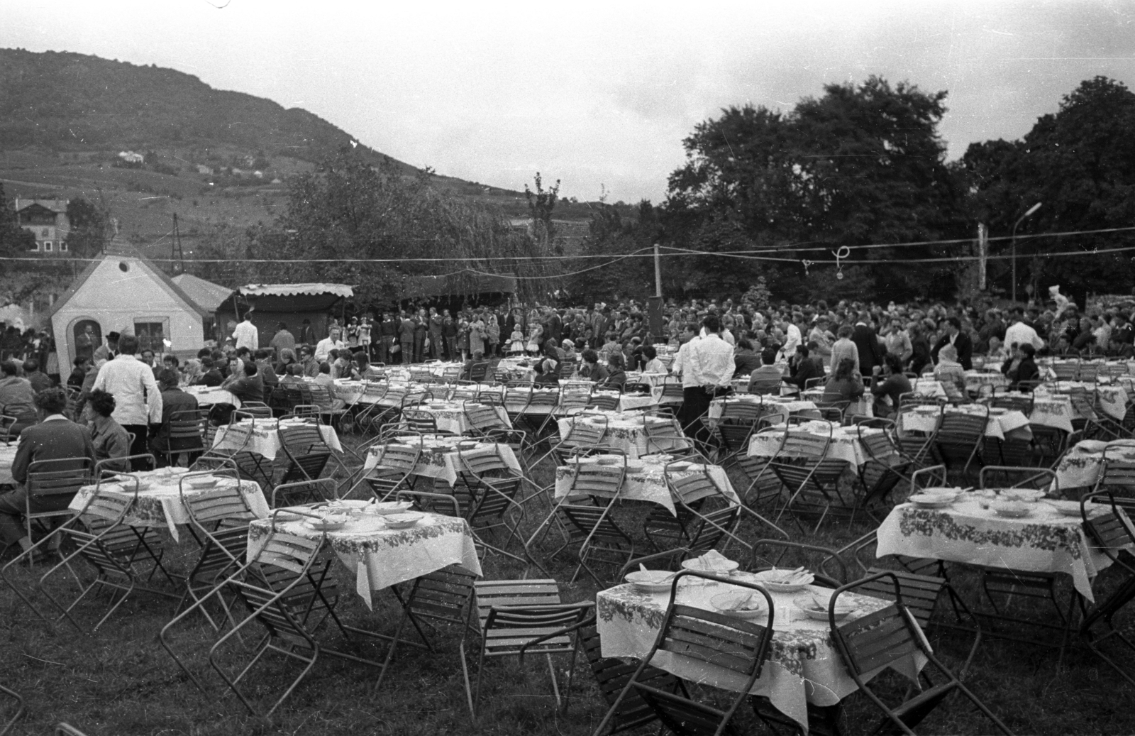 Magyarország,Balaton, Badacsony, Badacsonytomaj, szüreti játékok, az Ecsédi lakodalmas című táncjátékhoz kapcsolódó lakodalmi ebéd., 1965, Bauer Sándor, Fortepan #127131