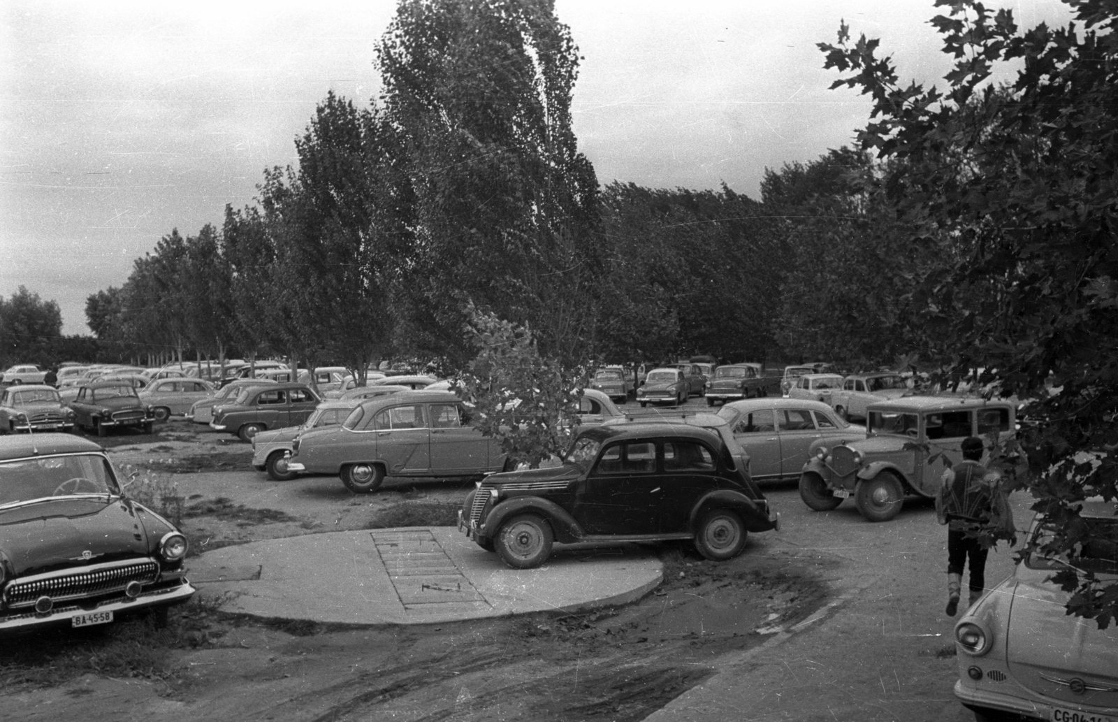 Magyarország,Balaton, Badacsony, Badacsonytomaj, parkoló a kikötőnél a szüreti játékok idején., 1965, Bauer Sándor, Trabant 600, Fortepan #127133