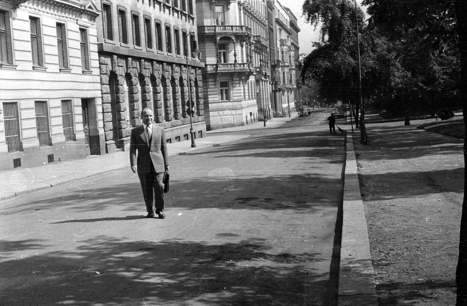 Czech Republik, Prague, Washingtonova ulice, középen a Politických vězňů ulice kereszteződe., 1955, Szent-tamási Mihály, Czechoslovakia, street view, sweeper, Fortepan #12715