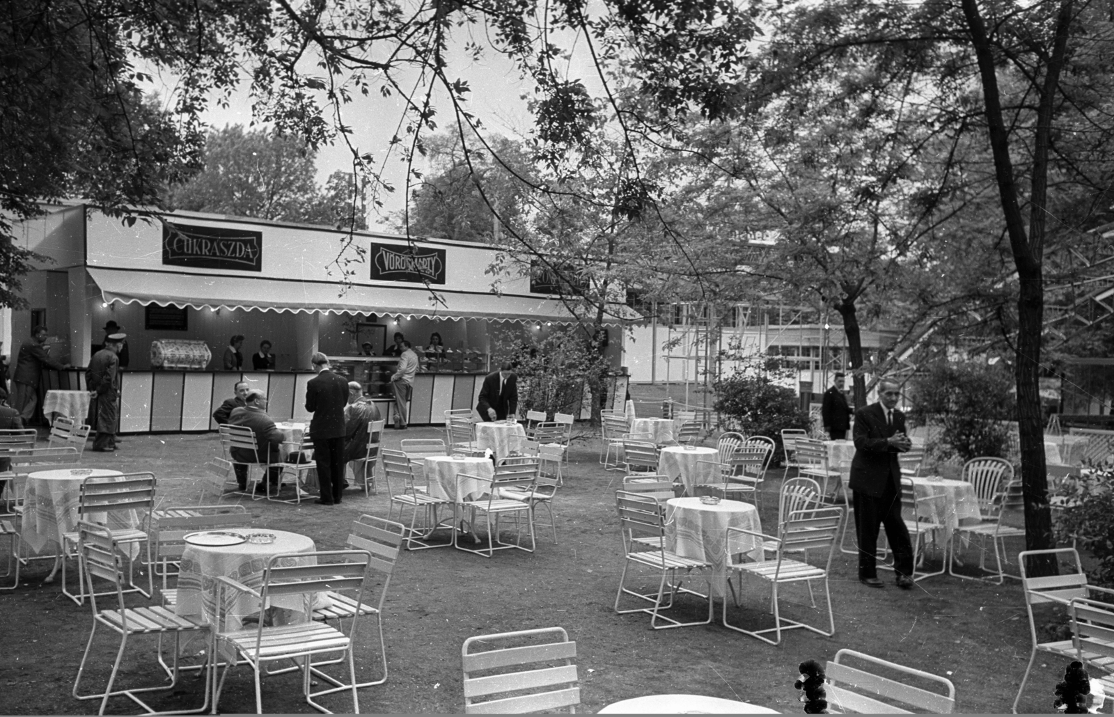 Hungary, Budapest XIV., Vörösmarty cukrászda a vásárban., 1964, Bauer Sándor, pastry shop, Budapest, Fortepan #127158