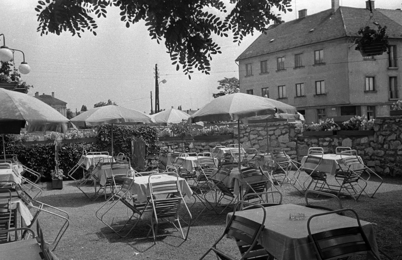 Hungary, Sopron, Állomás utca - Mátyás király utca sarok, a GySEV állomás éttermének kerthelyisége (Resti)., 1963, Bauer Sándor, sunshades, Fortepan #127174
