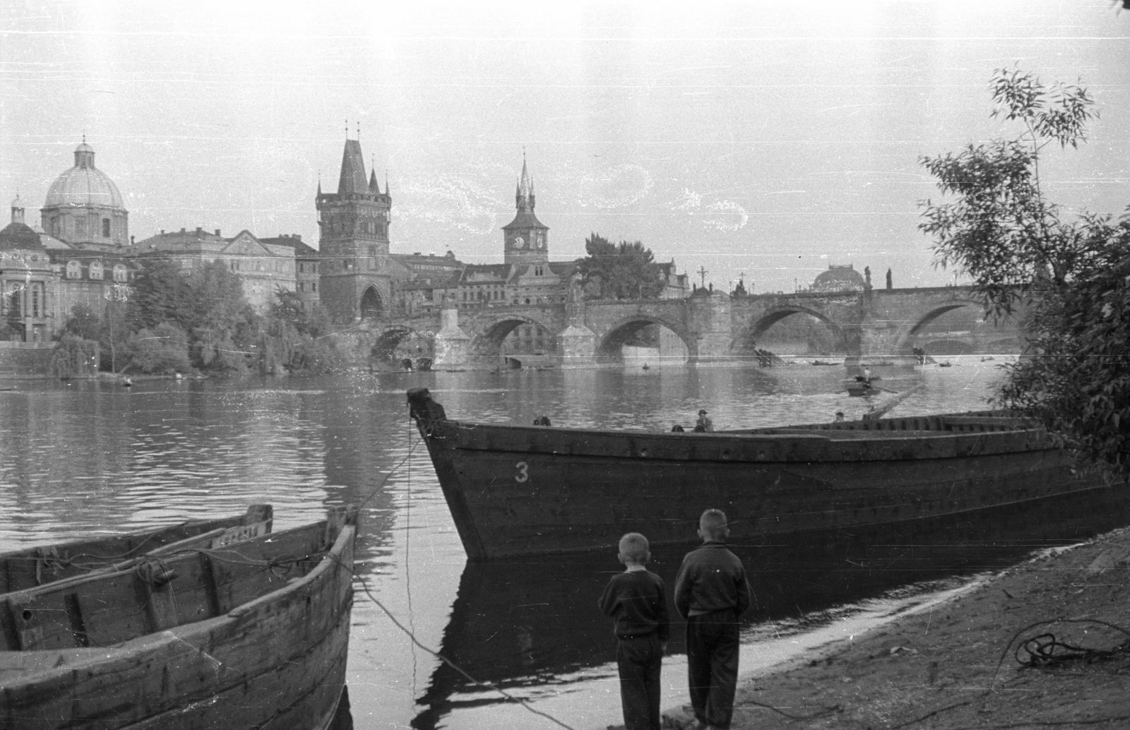 Czech Republik, Prague, Károly híd, balra az Assisi Szent Ferenc templom kupolája., 1955, Szent-tamási Mihály, Czechoslovakia, bridge, river, gothic, gate tower, stone bridge, arch bridge, Peter Parler-design, Fortepan #12718