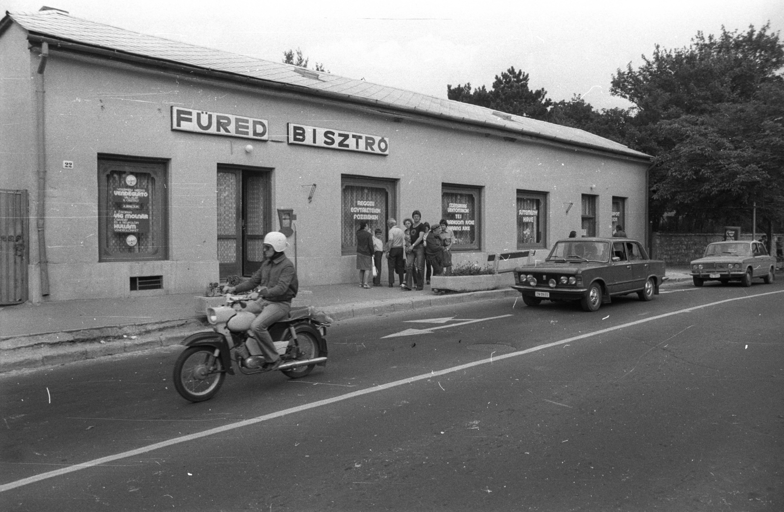 Hungary, Balatonfüred, Jókai Mór utca 22., Füred bisztró., 1981, Bauer Sándor, Lada-brand, Simson-brand, Polski Fiat-brand, road sign, motorcycle, Fortepan #127186