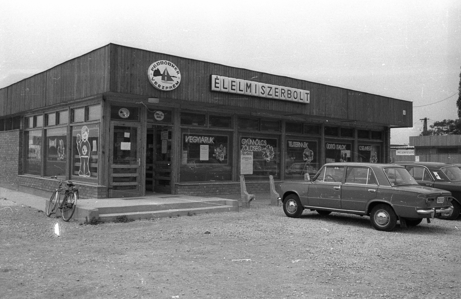 Hungary, Balatonfűzfő, Pannonker ABC a Fövenyfürdő strand előtt., 1981, Bauer Sándor, grocery store, Fortepan #127189