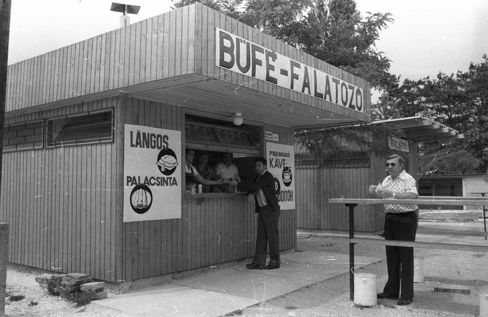 Hungary, Balatonfűzfő, Büfé-falatozó és Halsütő a Fövenyfürdő strand előtt., 1981, Bauer Sándor, scone, reading, pancake, Fortepan #127190