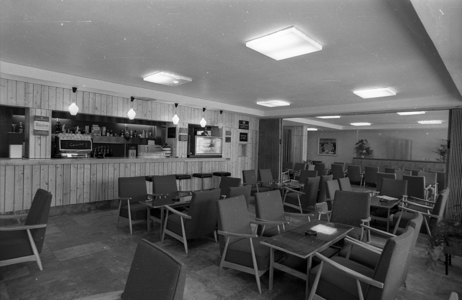 Hungary, Verőce, (Verőcemaros), Express Diák és Ifjúsági Üdülőtábor, eszpresszó a szálloda halljában.
, 1972, Bauer Sándor, Fortepan #127194
