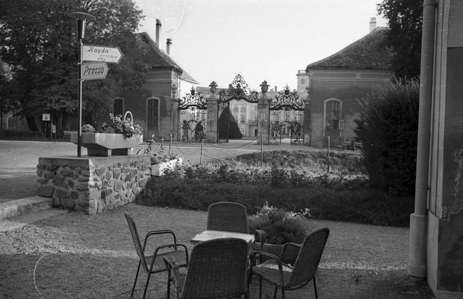 Hungary, Fertőd, Joseph Haydn (Bartók Béla) utca, az Esterházy kastély főbejárata a Gránátos bisztró felől., 1968, Bauer Sándor, Fortepan #127200