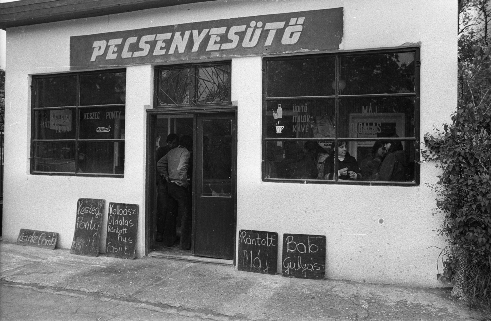 Magyarország, Leányfalu, pecsenyesütő a 11-es főút mellett., 1970, Bauer Sándor, felirat, étlap, Fortepan #127204