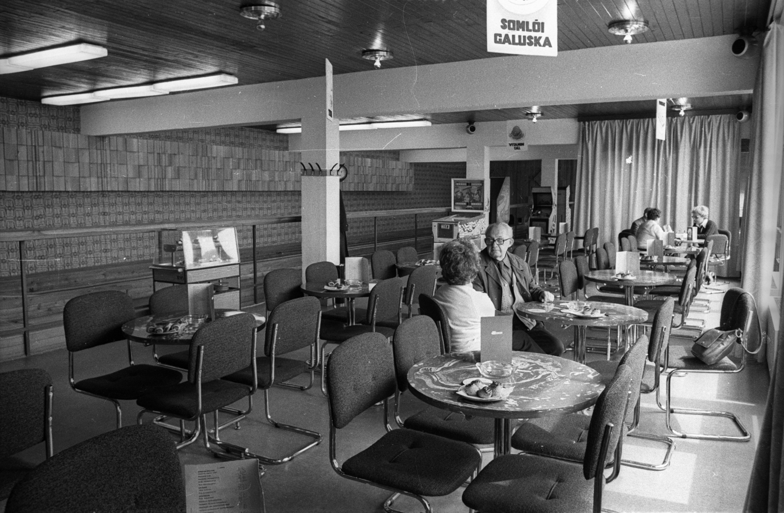 Hungary,Danube Bend, Visegrád, Hotel Silvanus, eszpresszó a tekepályánál., 1980, Bauer Sándor, shop interior, espresso, slot machine, label, pinball, Fortepan #127205