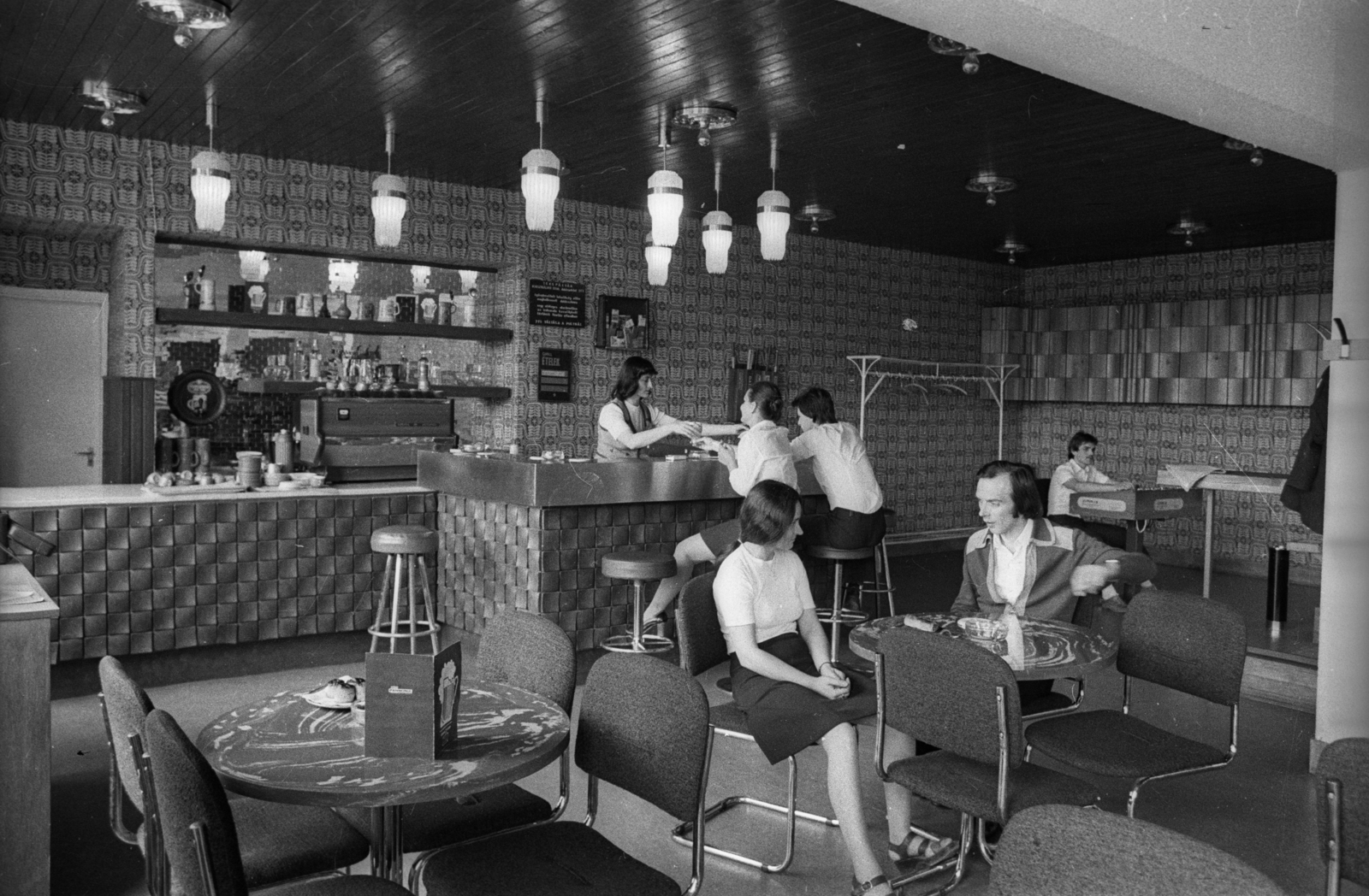 Hungary,Danube Bend, Visegrád, Hotel Silvanus, eszpresszó a tekepályánál., 1980, Bauer Sándor, shop interior, coffee machine, espresso, Fortepan #127206