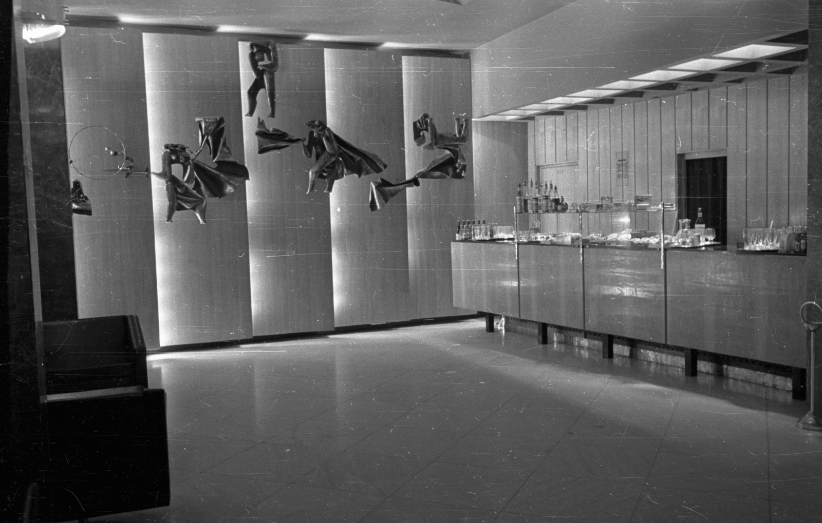 Hungary, Budapest VII., Hevesi Sándor tér 4., a Nemzeti Színház (később Magyar Színház) büféje, az oldalfalon Bolba Henrik vörösréz domborművei (1966)., 1966, Bauer Sándor, Budapest, Fortepan #127225