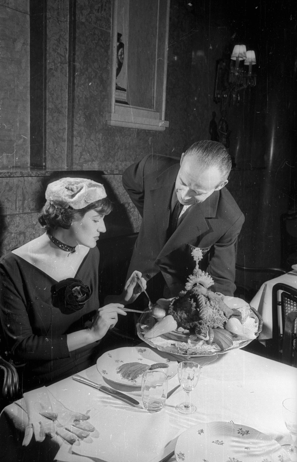 Hungary, Budapest XIV., Gundel Étterem., 1957, Bauer Sándor, Budapest, waiter, gloves, place, fashion, hospitality, headdress, Fortepan #127227