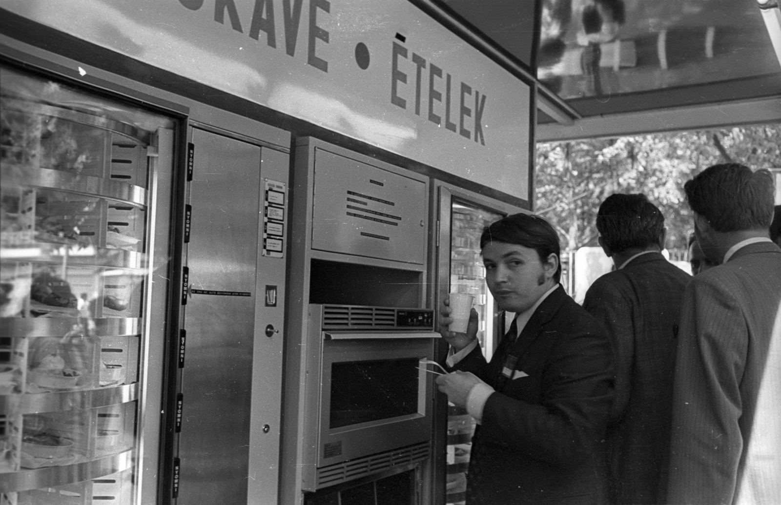 1966, Bauer Sándor, food-dispensing machine, Fortepan #127231