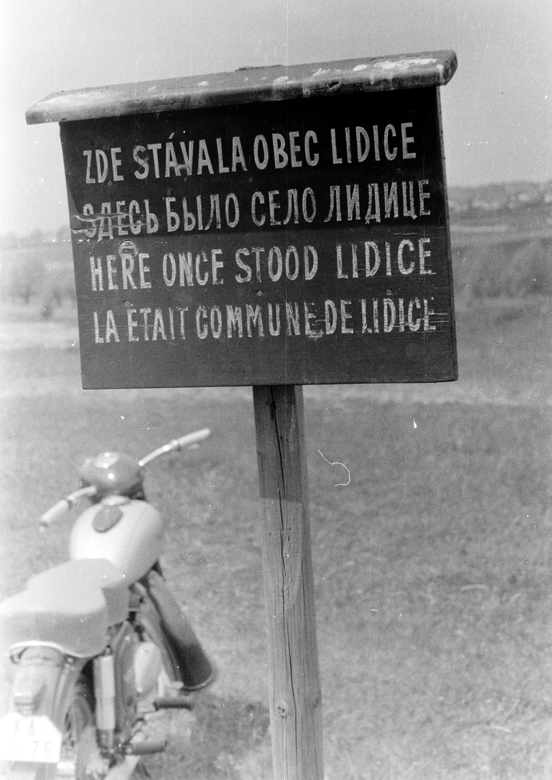 Czech Republik, Lidice, "Ennyi maradt Lidice faluból", 1955, Szent-tamási Mihály, Czechoslovakia, motorcycle, multilingual sign, Fortepan #12724