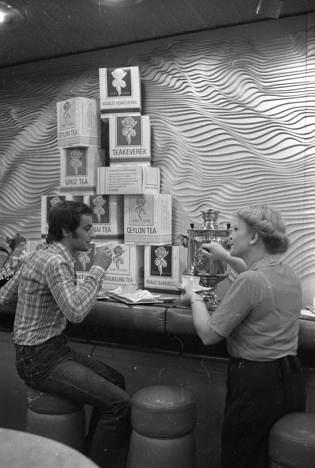 Hungary, Budapest VIII., Kálvin téri aluljáró, Mónika eszpresszó. A falon Farkas Ádám szobrászművész alumínium domborműve (1977.),, 1980, Bauer Sándor, Budapest, tea-urn, Fortepan #127240