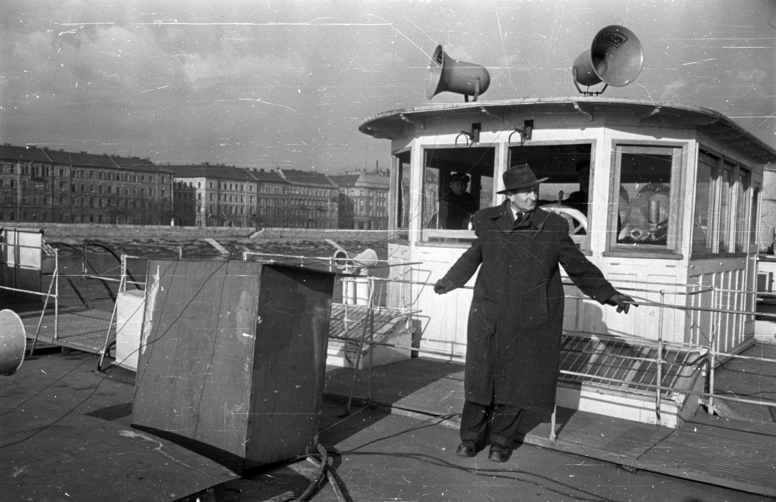 Hungary, Budapest II., a Szovjetunió megrendelésére készült Eduard Bagrickij oldalkerekes személyszállító gőzhajó a fedélzete, balra a Bem rakpart házsora., 1956, Bauer Sándor, ship, Ship's wheel, Budapest, megaphone, Fortepan #127255
