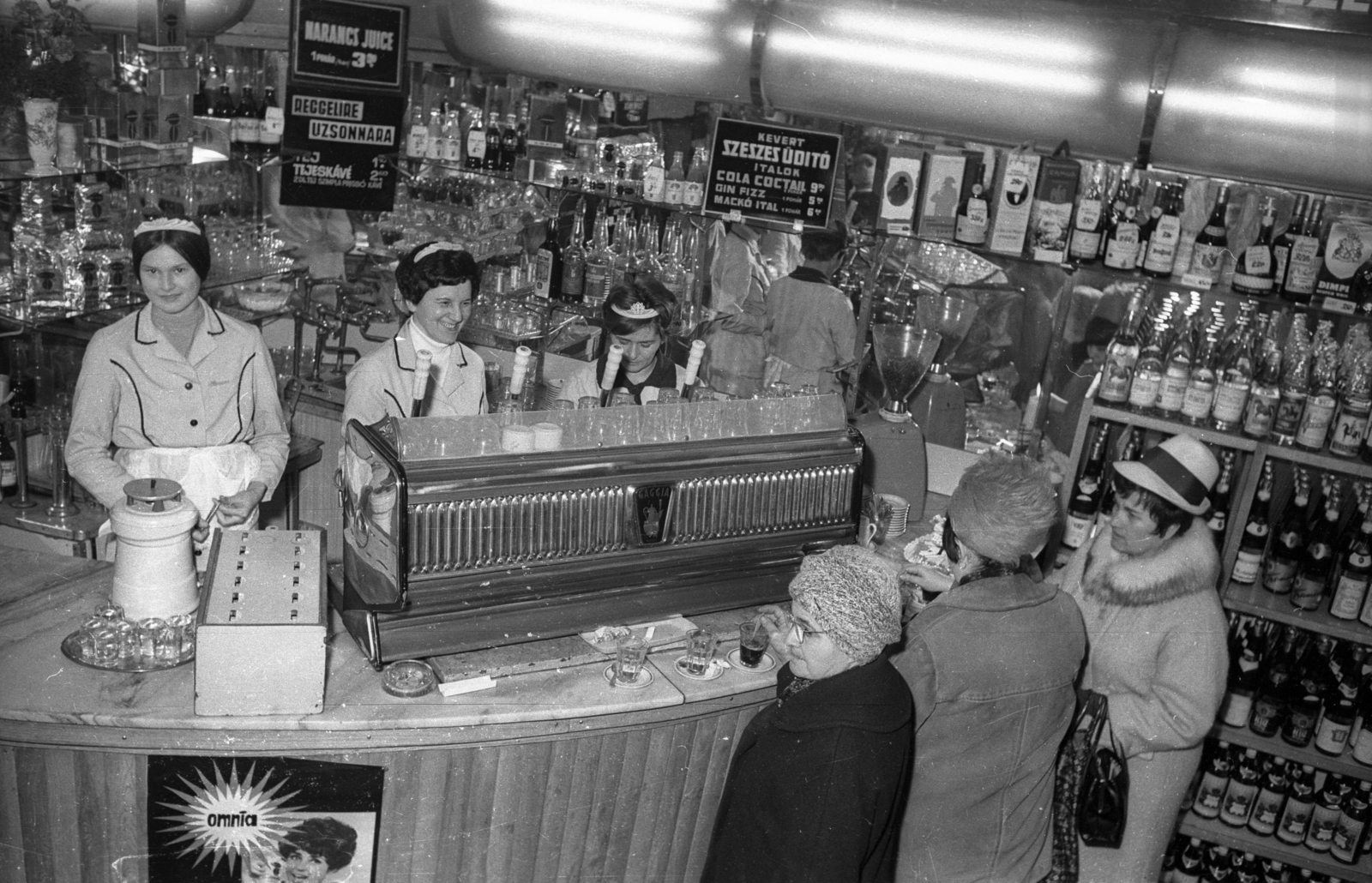 Hungary, Budapest V., Kígyó utca 4-6., Mézes Mackó büfé., 1970, Bauer Sándor, Budapest, counter, Omnia-brand, drink, Fortepan #127269