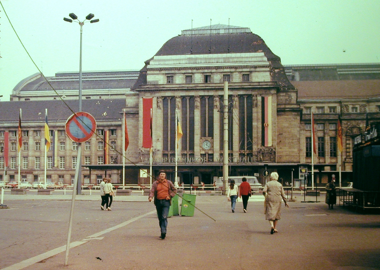 Germany, Leipzig, főpályaudvar., 1974, Fortepan, railway, colorful, flag, GDR, train station, William Lossow-design, Max Hans Kühne-design, Fortepan #12727