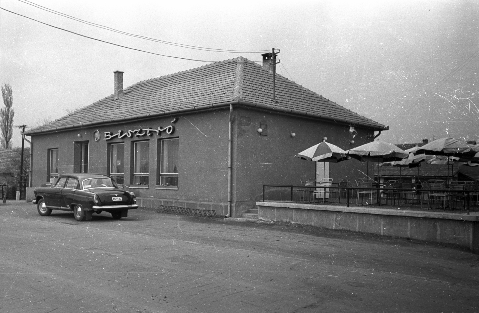 Magyarország, Kápolna, bisztró a Dembinszky utca - Klapka György utca sarkán., 1967, Bauer Sándor, napernyő, kerthelyiség, rendszám, bisztró, neon felirat, GAZ M21 Volga, Fortepan #127276
