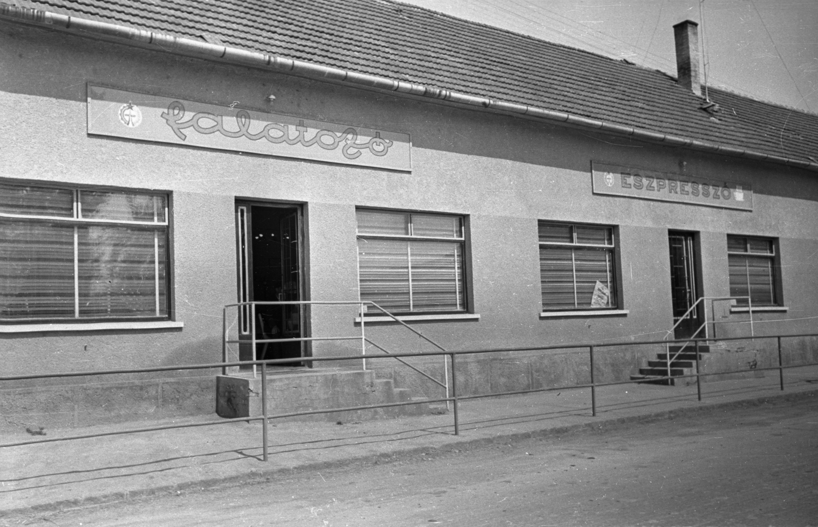 Magyarország, Kakasd, Kossuth Lajos utca 24., falatozó és eszpresszó., 1967, Bauer Sándor, büfé, kocsma, eszpresszó, Fortepan #127277