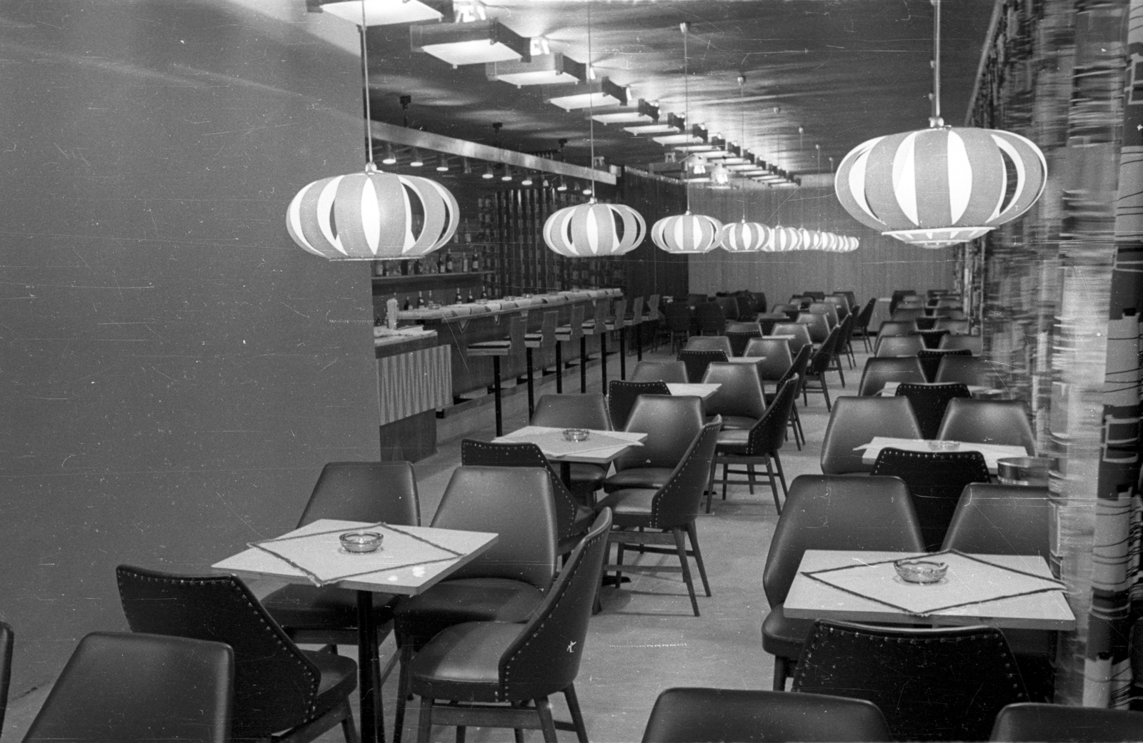 Hungary,Lake Balaton, Siófok, Petőfi sétány 28-40., Éden Bar Night Club., 1985, Bauer Sándor, bar stool, Fortepan #127285