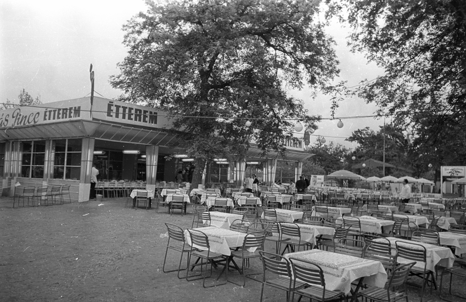 Magyarország, Városliget,Budapesti Ipari Vásár, Budapest XIV., Mátyás Pince étterem és kerthelyiség a kiállításon., 1959, Bauer Sándor, kerthelyiség, Budapest, Fortepan #127291