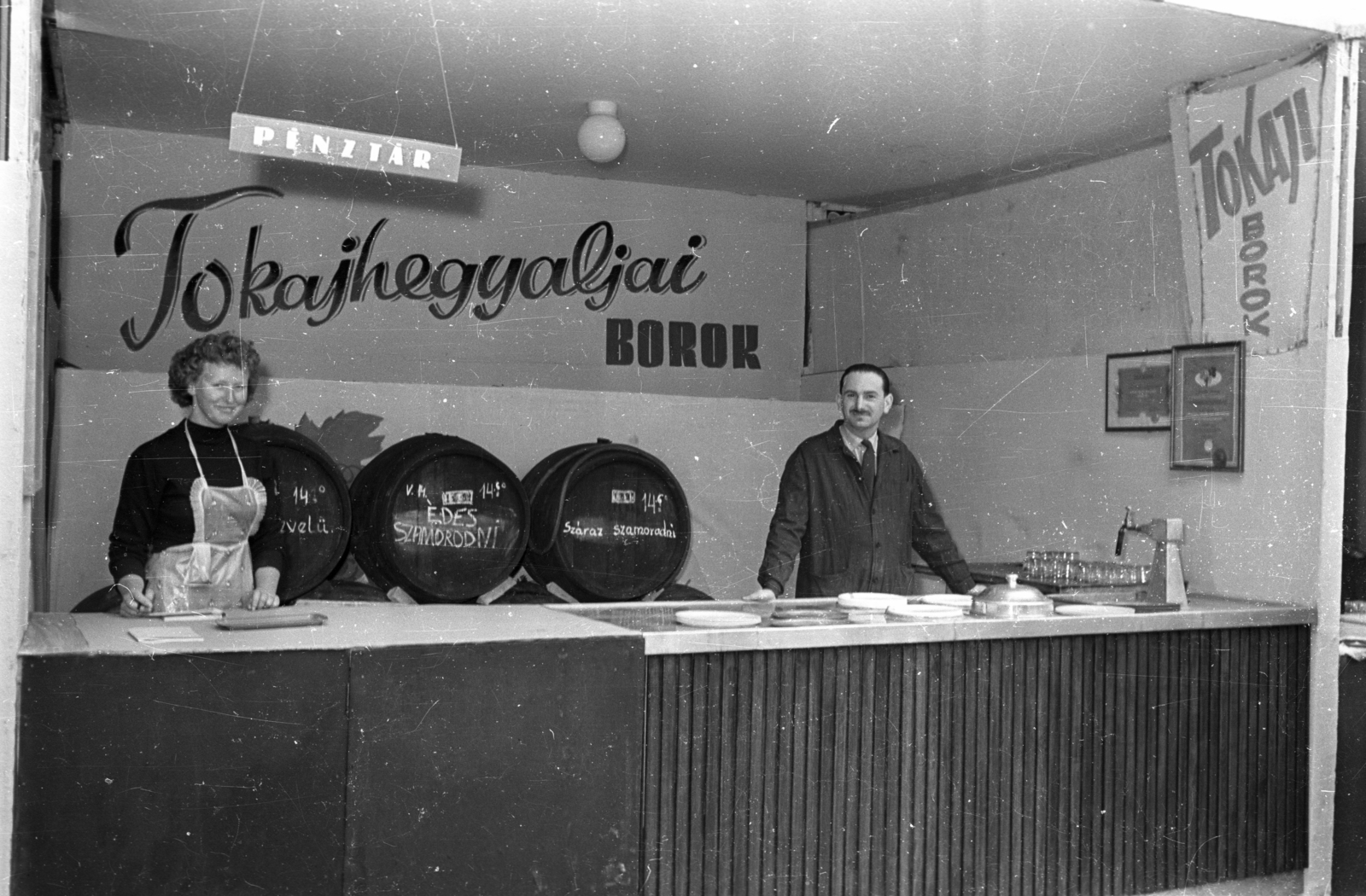 Hungary, Budapest XIV., Tokaji borozó., 1959, Bauer Sándor, barrel, Budapest, Fortepan #127301