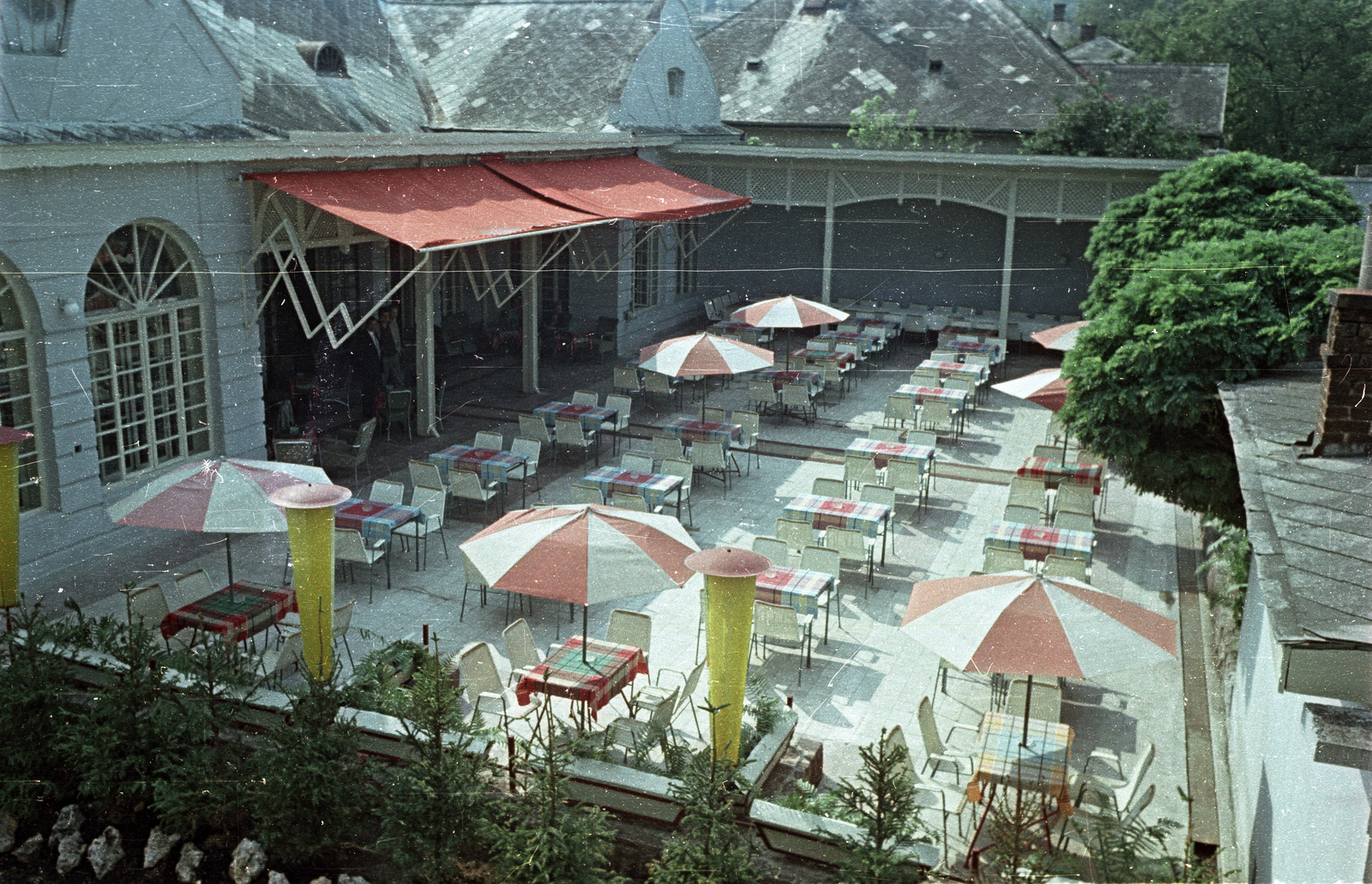 Hungary, Balatonalmádi, Baross Gábor (Lenin) út 2., Tulipán étterem., 1959, Bauer Sándor, hospitality, sunshades, terrace, colorful, Fortepan #127306