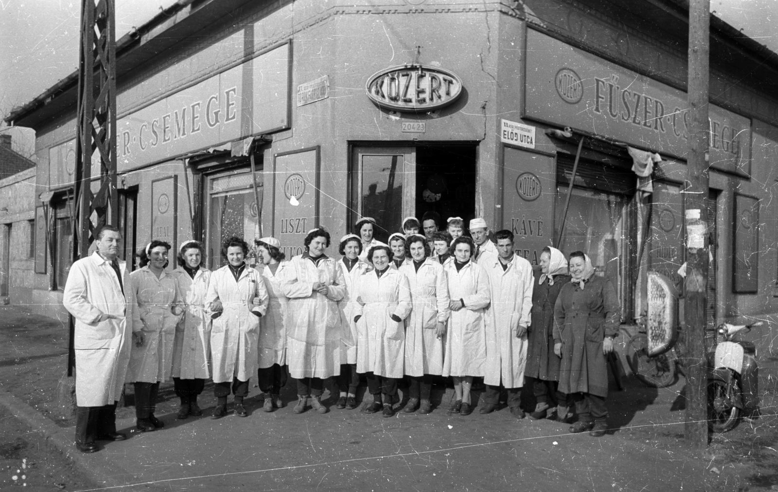 Magyarország, Budapest XX., Török Flóris utca - Előd utca sarok., 1958, Bauer Sándor, Budapest, Közért Vállalat, utcanévtábla, alkalmazott, eladó, munkaköpeny, csoportkép, Fortepan #127309