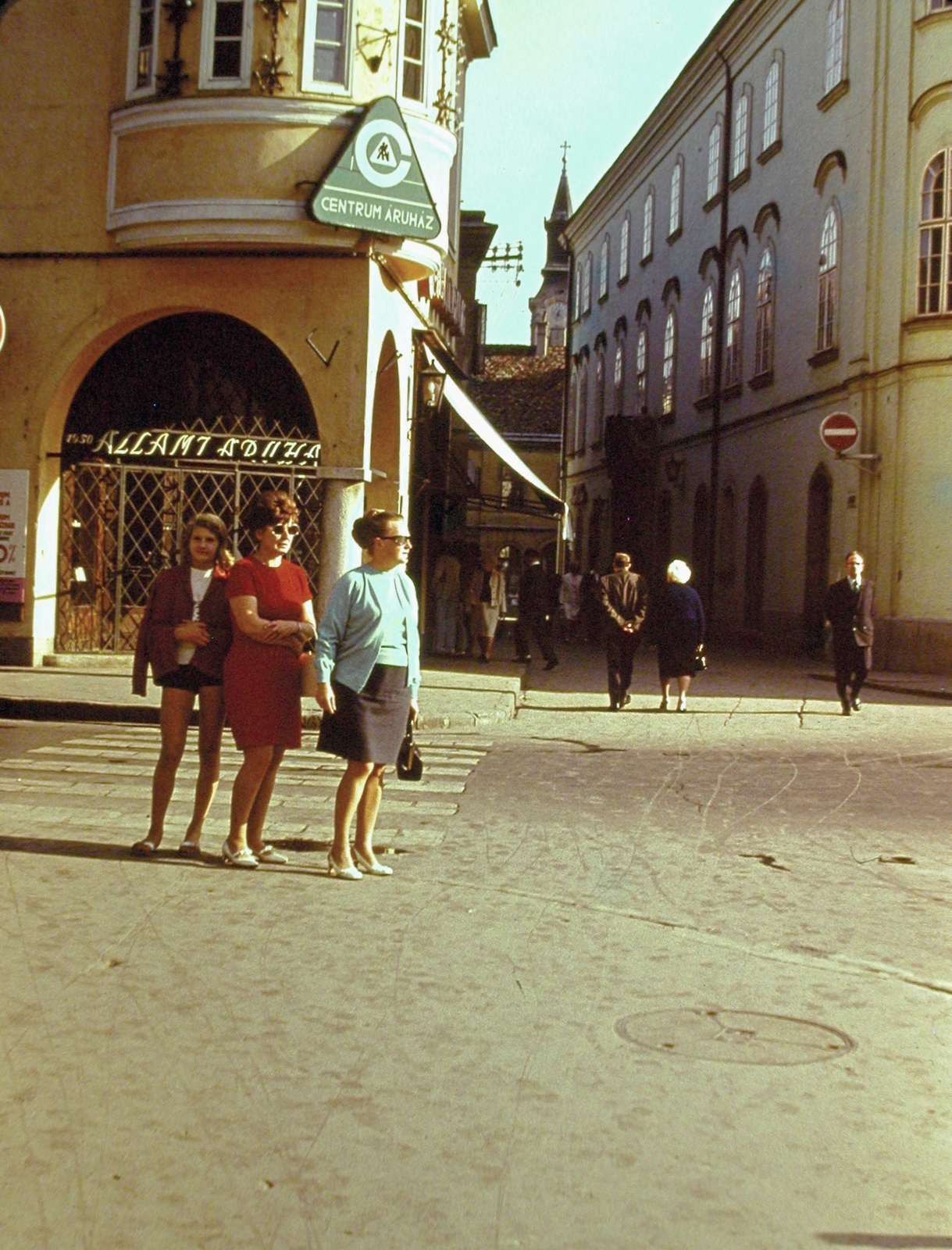 Hungary, Székesfehérvár, Városház (Szabadság) tér a Kossuth utca felé nézve, balra a Koronázó (Szabadság) tér., 1968, Fortepan, colorful, shop, sign-board, Centrum Department Store, Fortepan #12731