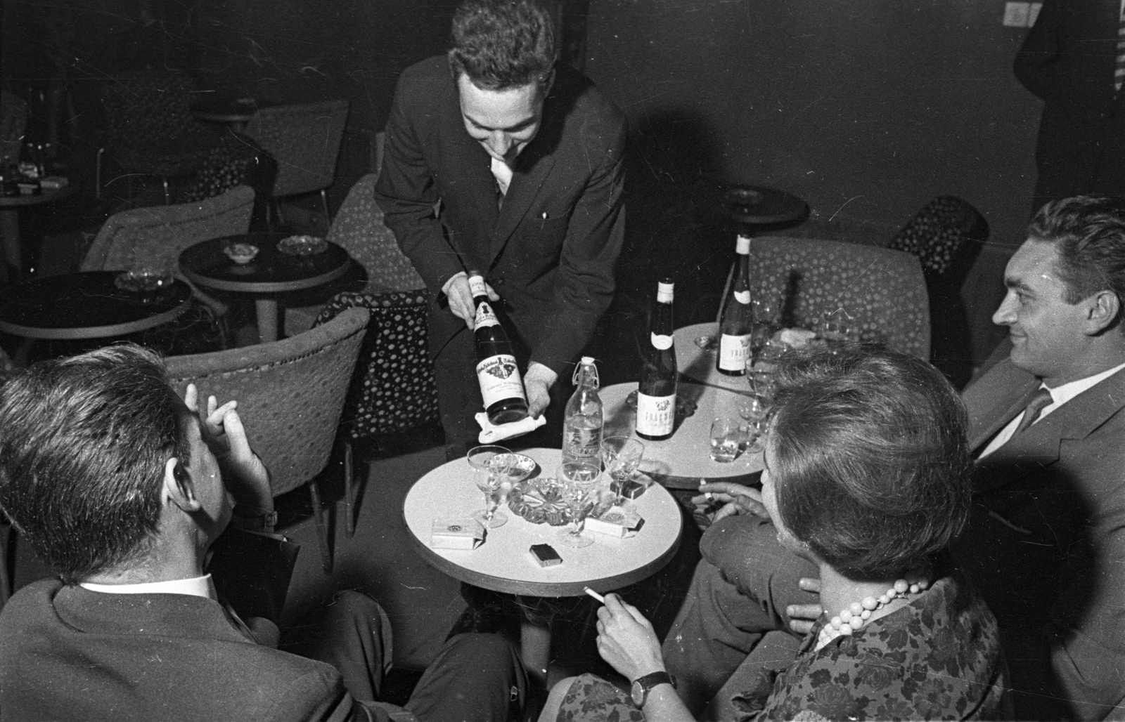 Hungary, Budapest V., Szent István körút 13., Berlin étterem., 1960, Bauer Sándor, Budapest, waiter, cigarette, lighter, Fortepan #127317