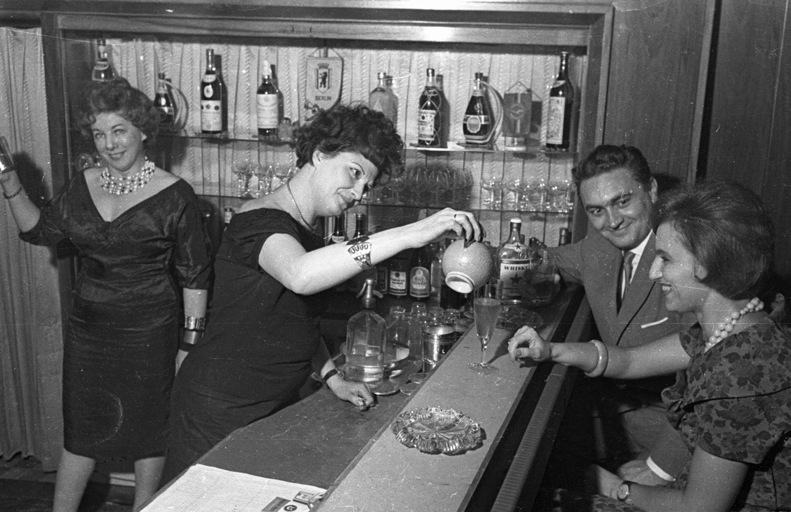 Magyarország, 1958, Bauer Sándor, ital, bárpult, Fortepan #127319