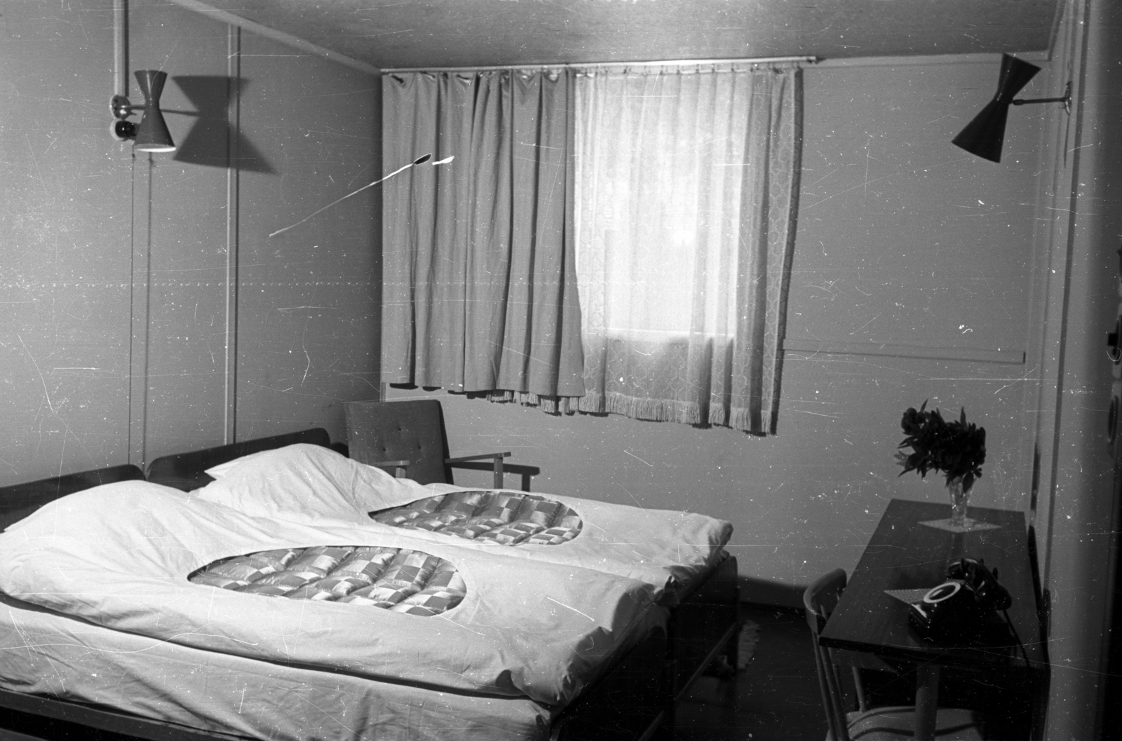 Magyarország,Balaton, Siófok, Motel., 1959, Bauer Sándor, ágynemű, enteriőr, tükrös paplan, Fortepan #127331