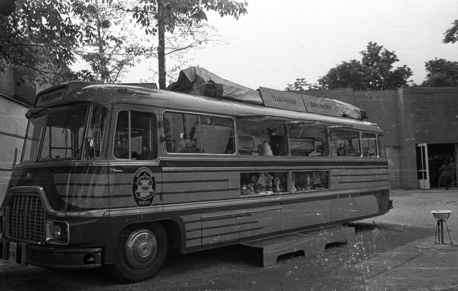 Hungary, Budapest XIV., a Transelektro kávéfőző gépéinek bemutatója egy átalakított Ikarus 305-ös autóbuszban., 1960, Bauer Sándor, bus, Ikarus-brand, buffet, drinking fountain, Budapest, Fortepan #127343