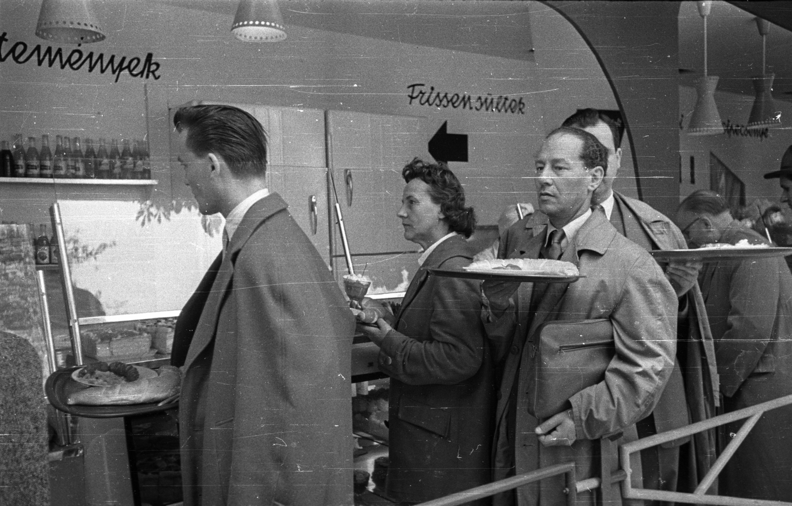 Magyarország, Városliget,Budapesti Ipari Vásár, Budapest XIV., Express önkiszolgáló étterem., 1961, Bauer Sándor, aktatáska, önkiszolgáló, tálca, Budapest, Fortepan #127344