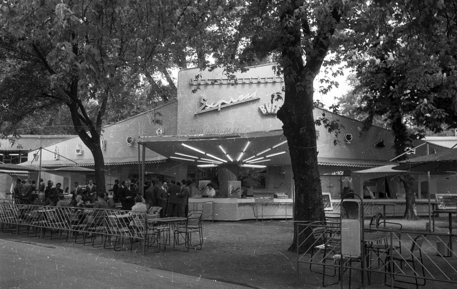 Hungary, Budapest XIV., Express büfé., 1959, Bauer Sándor, genre painting, neon sign, Budapest, Fortepan #127353