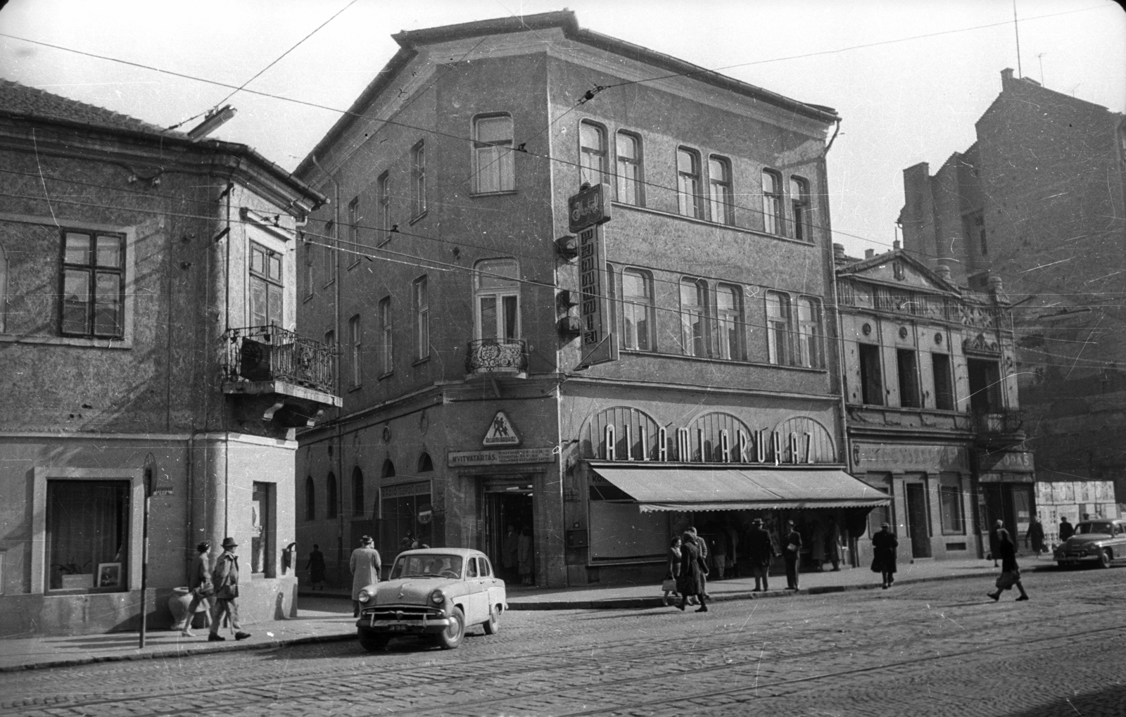 Hungary, Miskolc, Széchenyi utca, szemben a Kossuth Lajos utca torkolata. A sarkon a Pannónia Szálló és az Állami Áruház., 1961, Bauer Sándor, pedestrian, street view, genre painting, store, automobile, neon sign, Fortepan #127360