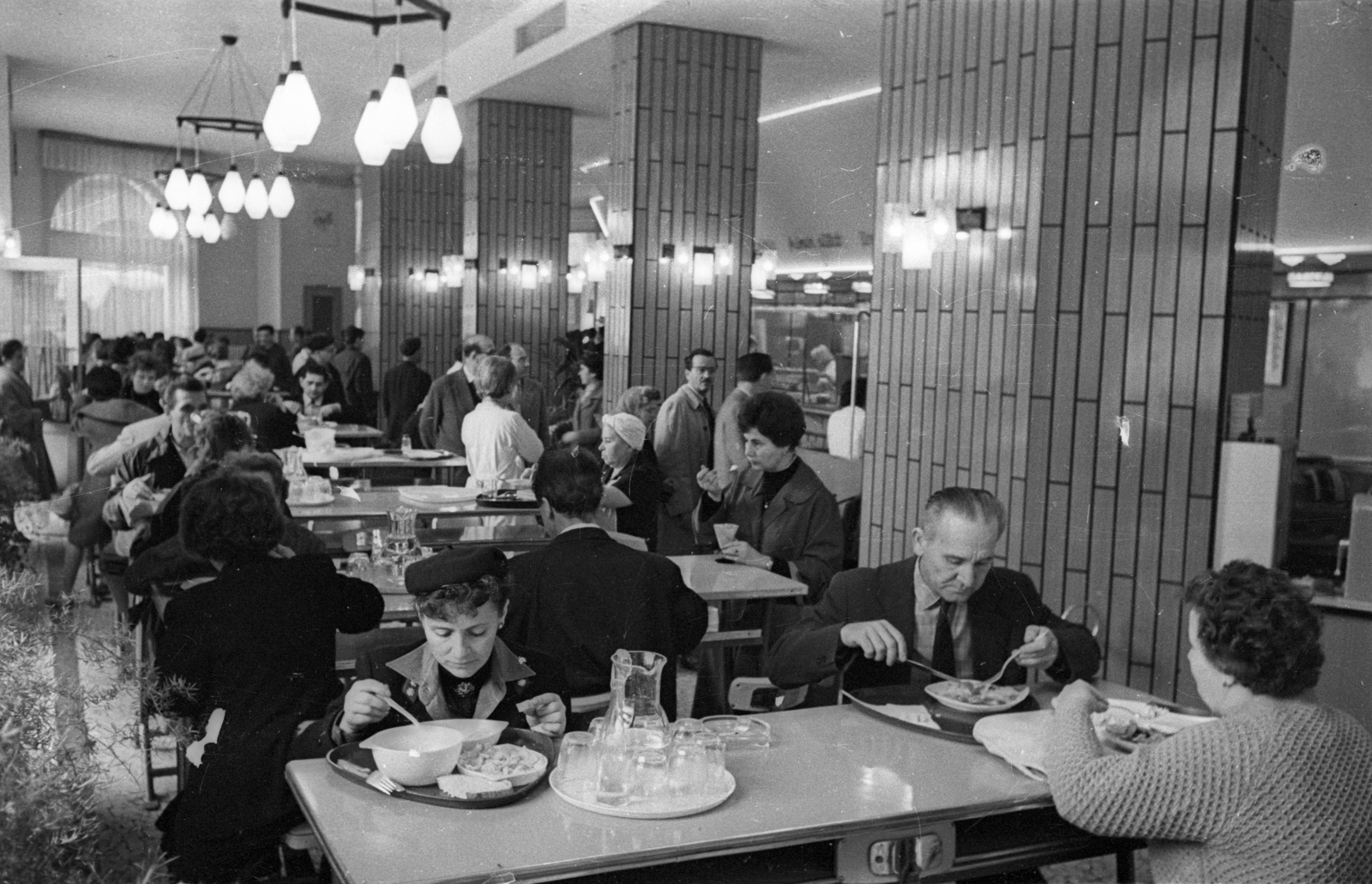 Magyarország, Budapest IX., a Ferenc körút 2-4. (Boráros tér 4.) szám alatti Gyors büfé / önkiszolgáló étterem., 1965, Bauer Sándor, vizeskancsó, pohár, önkiszolgáló, tálca, oszlop, Budapest, Fortepan #127363