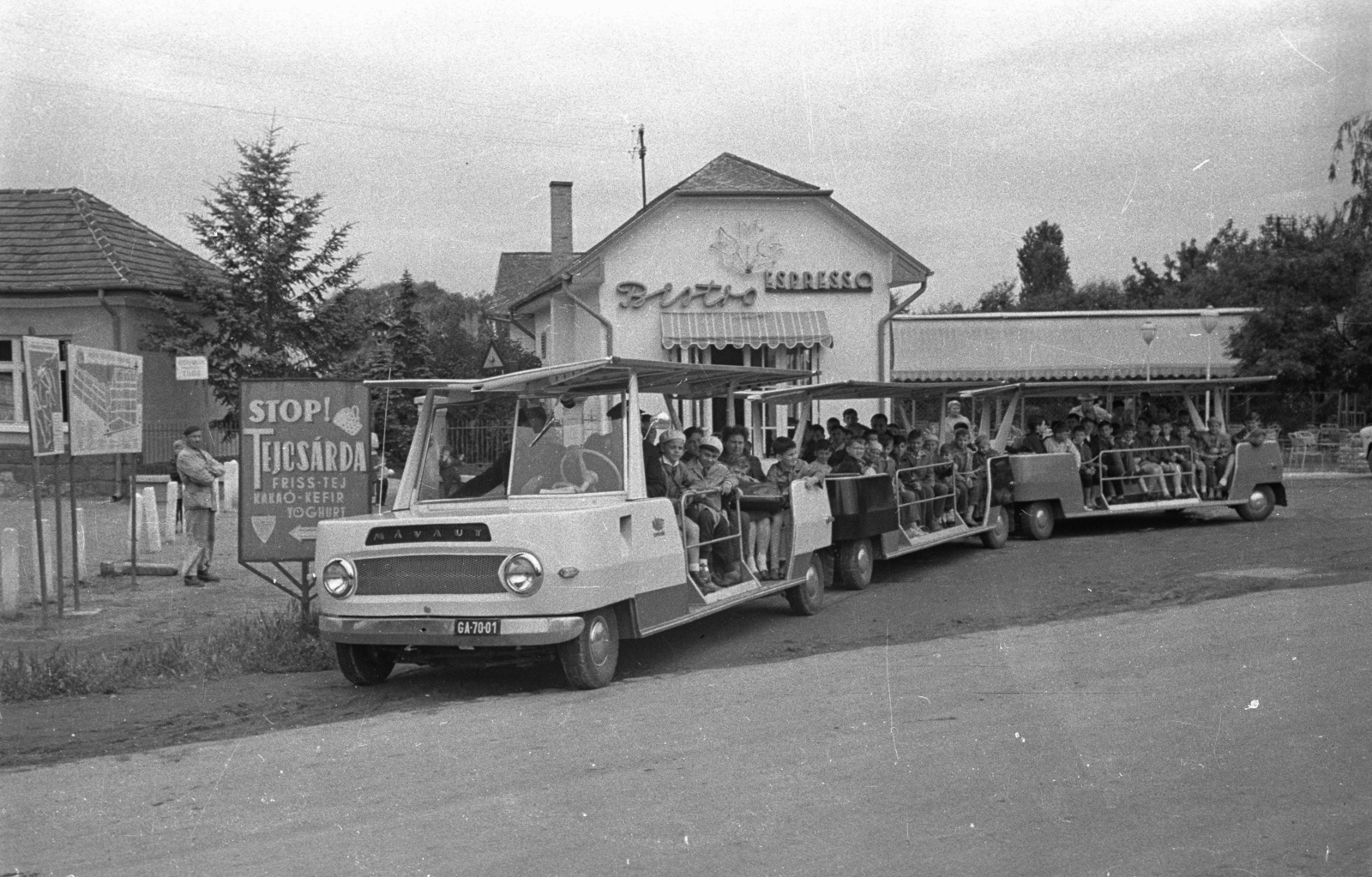 Hungary,Lake Balaton, Zamárdi, Szabadság tér, a Zamárdi és Balatonföldvár között közlekedő MÁVAUT mikrobusz szerelvény a Tulipán eszpresszó előtt., 1963, Bauer Sándor, MÁVAUT-organisation, minivan, number plate, neon sign, Fortepan #127374