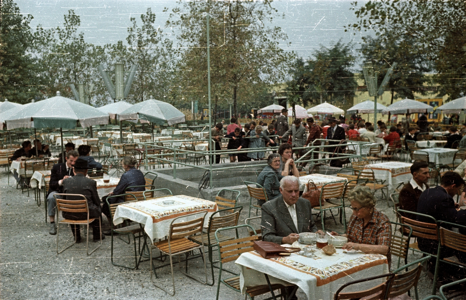 Hungary, Budapest X., Albertirsai úti vásár területe, Halászkert étterem és büfé., 1962, Bauer Sándor, colorful, Budapest, Fortepan #127392