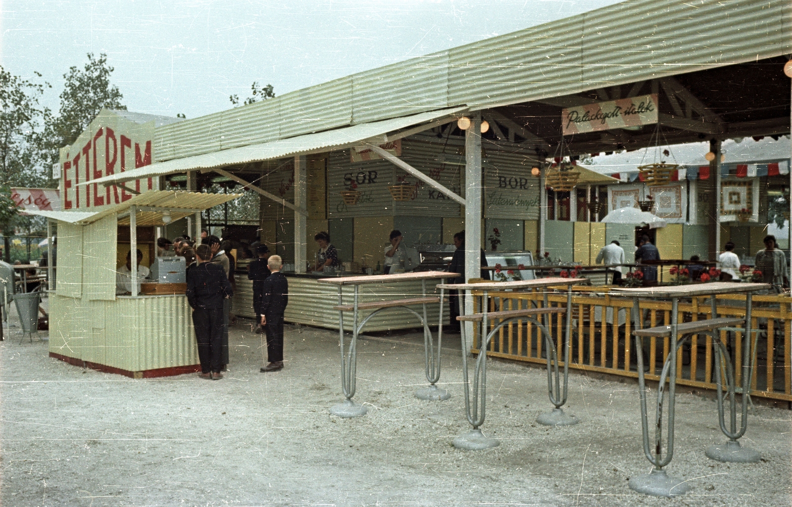 Magyarország, Budapest X., Albertirsai úti vásár területe, étterem és talponálló., 1962, Bauer Sándor, színes, Budapest, Fortepan #127394