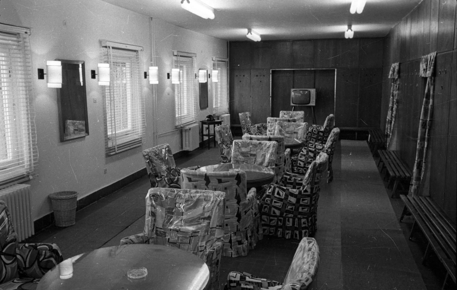 1965, Bauer Sándor, communal room, TV, ashtray, Fortepan #127402