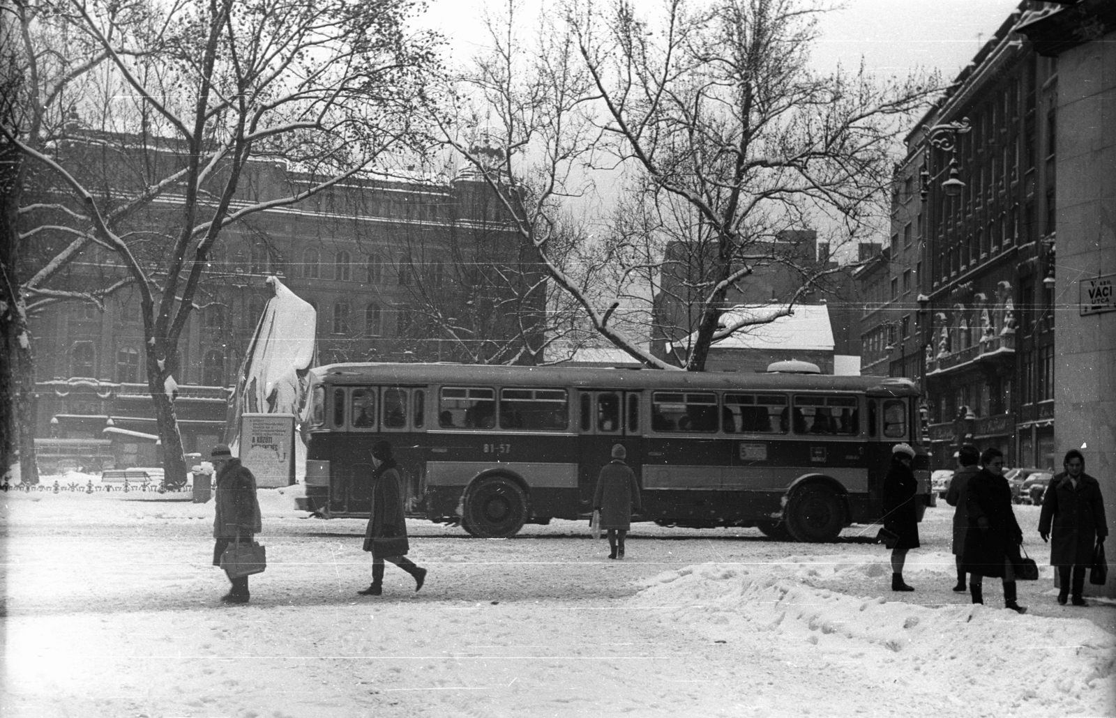 Hungary, Budapest V., Vörösmarty tér a Harmincad utca felé nézve., 1969, Bauer Sándor, winter, snow, bus, pedestrian, street view, genre painting, Budapest, Fortepan #127417