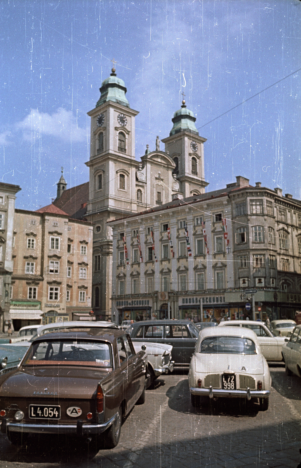 Austria, Linz, Fő tér, szemben a Szent Ignác-templom (Ignatiuskirche)., 1966, Bauer Sándor, colorful, number plate, Fortepan #127421