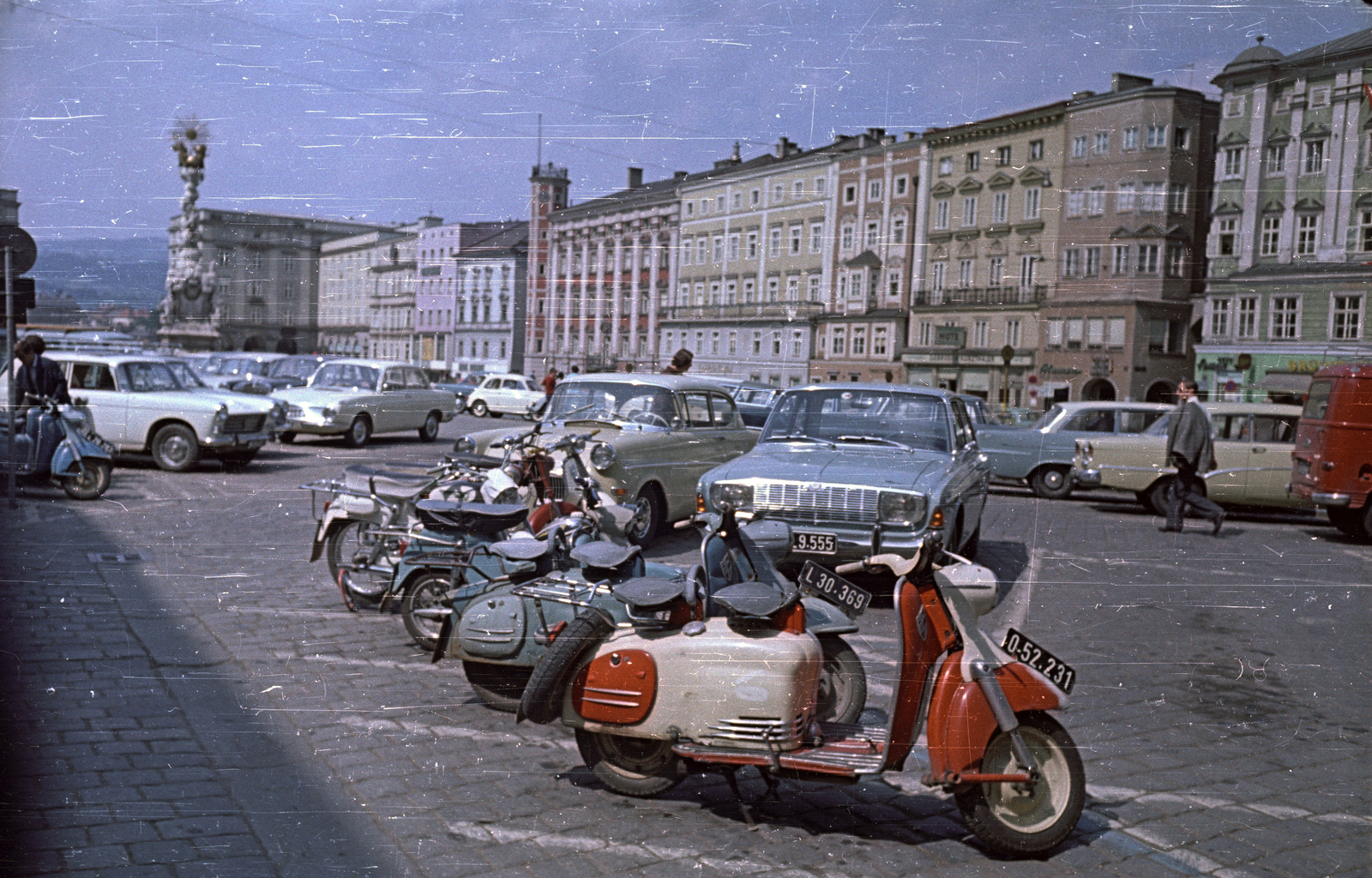 Austria, Linz, Fő tér, Szentháromság-szobor, szemben a saroktornyos épület a Régi Városháza (Altes Rathaus)., 1966, Bauer Sándor, colorful, Puch-brand, motorcycle, KTM-brand, scooter, Fortepan #127422
